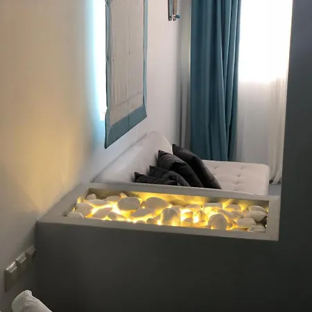 11 2* Mykonos Town